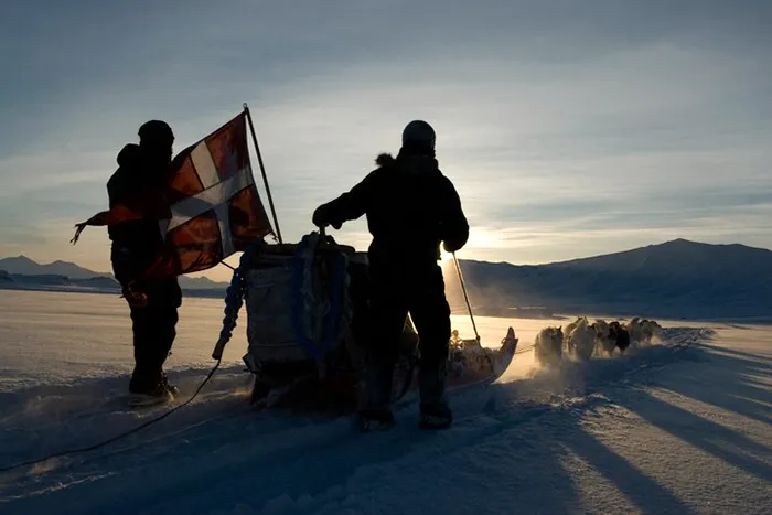 Patrulla Sirius con trineo de perros avanzando en Mestersvig, Groenlandia, 2008