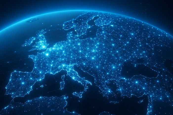 Vista satelital digital de Europa iluminada con nodos interconectados, simbolizando la infraestructura blockchain y la adopción tecnológica en el continente.
