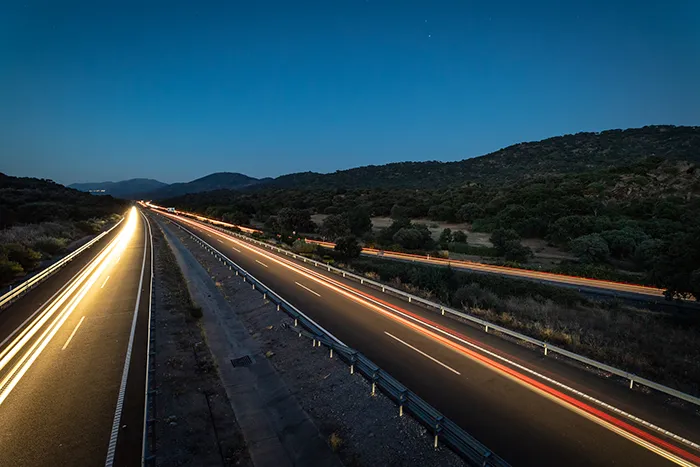 Autovía de la Plata (A-66) al atardecer, con estelas de luz de los vehículos.