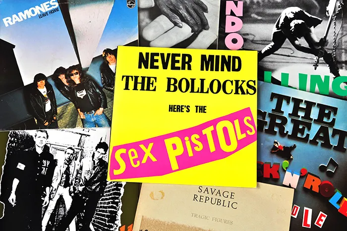 Portada del álbum Never Mind the Bollocks de Sex Pistols en un collage de discos de punk de los años 70.