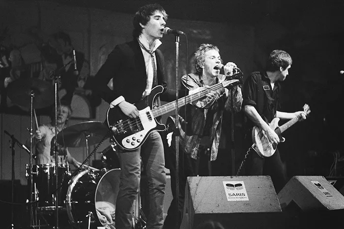 Sex Pistols actuando en directo en Paradiso, Ámsterdam, en 1977, con la formación original del grupo.