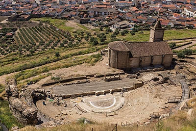 Teatro romano de Medellín visto desde el castillo.