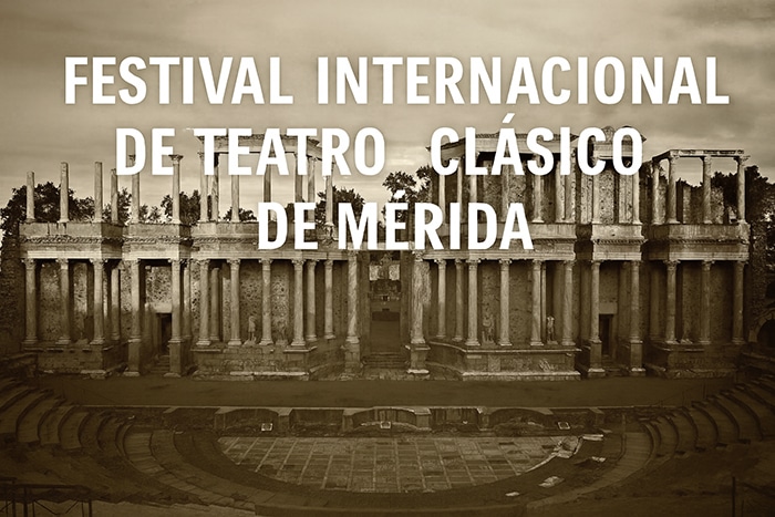 Foto sepia del Teatro Romano de Mérida con letrero anunciando el festival internacional de teatro clásico.