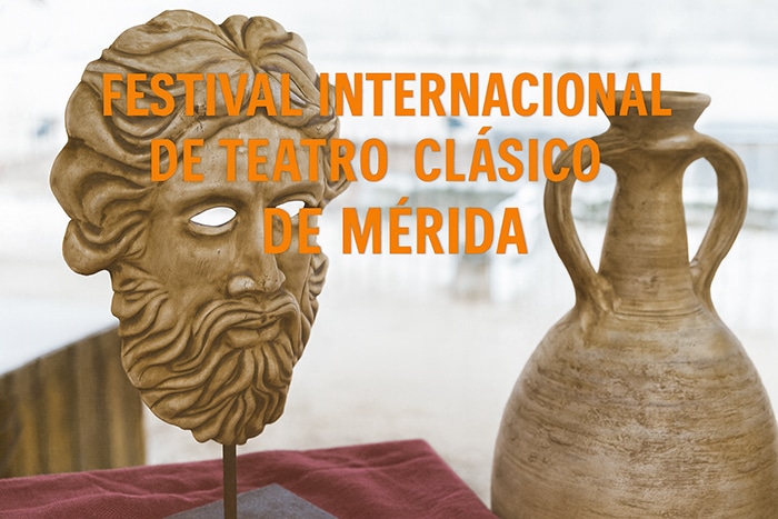 Mascara y anfora con letrero anunciando el festival internacional de teatro clásico.