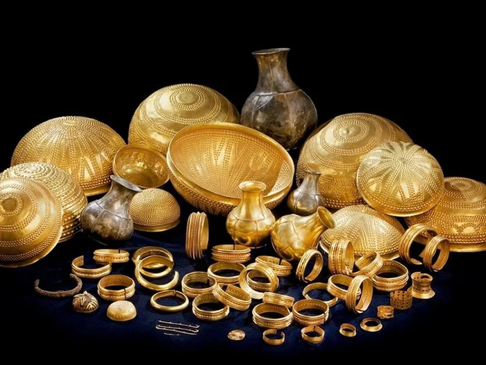 Vista general del Tesoro de Villena, con piezas de oro, plata y objetos de hierro meteorítico