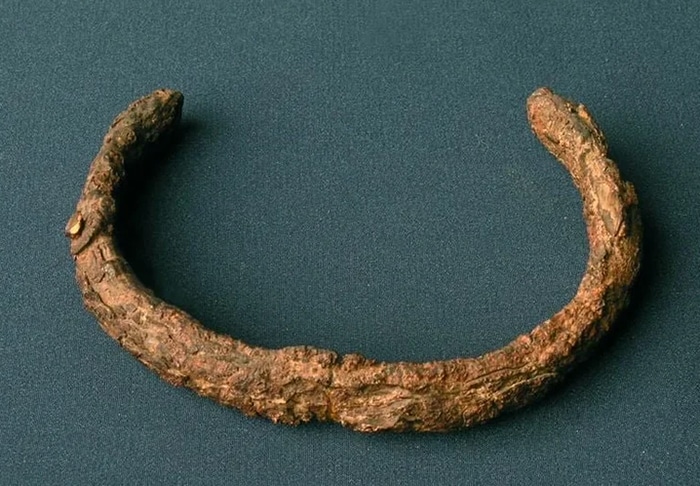 Brazalete de hierro meteorítico del Tesoro de Villena, con superficie oxidada y forma semicircular