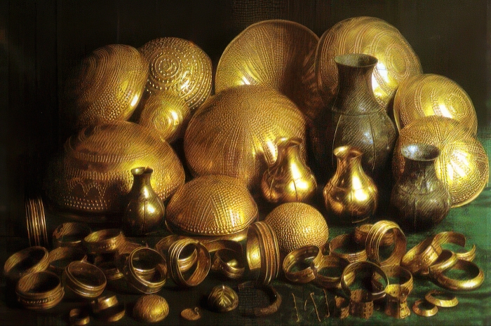 Tesoro de Villena, conjunto de piezas de oro de la Edad del Bronce expuestas en el museo.