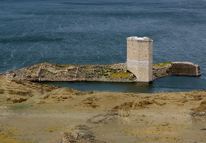 Vista panorámica de la Torre de Floripes emergiendo del embalse de Alcántara, con restos del castillo visibles en la orilla