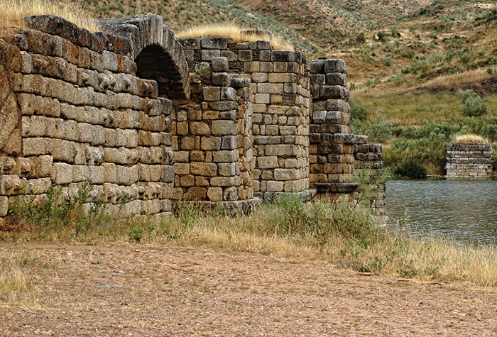 Puentes de Alconetar en su nueva ubicación desde que en 1970 se traslado para que no quedara sumergido en las aguas del pantano de Alcántara.