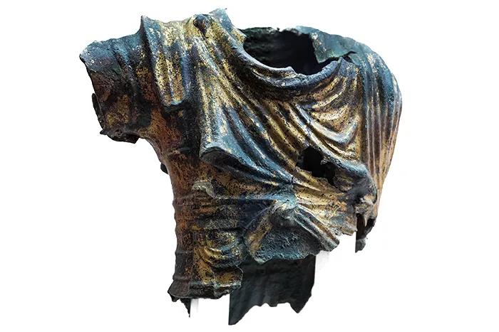 Torso de bronce dorado romano hallado en el Palacio de Mayoralgo, expuesto en el Museo de Cáceres.