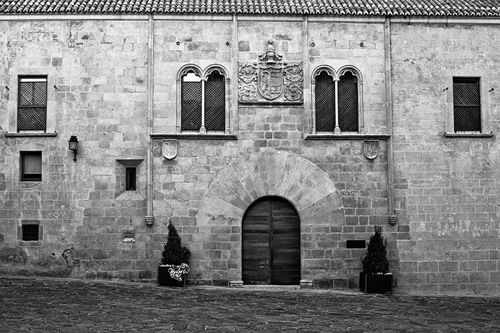 Fachada del Palacio de Mayoralgo en Cáceres, lugar donde se halló el torso de bronce dorado.