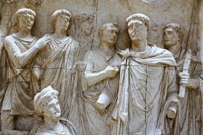 Trajano y Dacia, Arco de Trajano en Benevento, 114 d. C. Trajano levanta la provincia conquistada de Dacia.