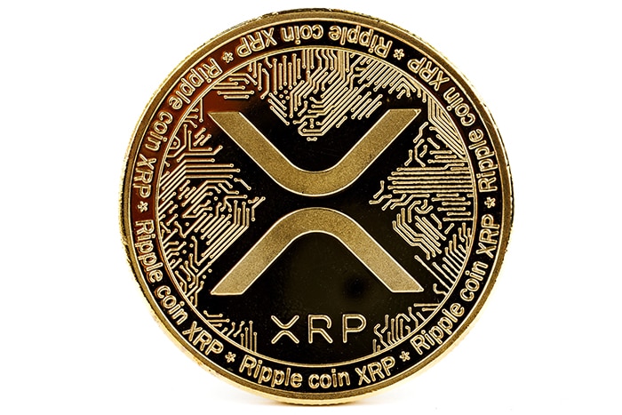 Moneda de Xrp sobre fondo blanco