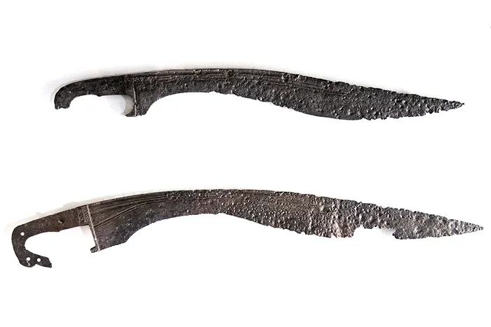Falcatas íberas de hierro procedentes de la Necrópolis de Los Collados, Almedinilla (Córdoba), conservadas en el Museo Arqueológico de Córdoba.